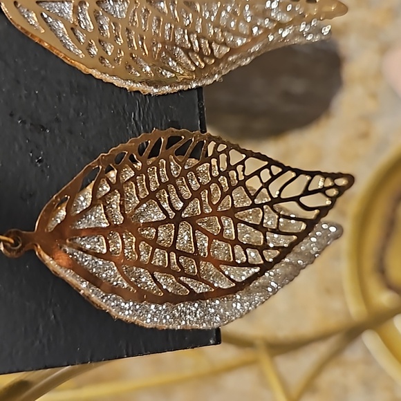 🌱✨️Fashion Accents Shimmering layered Leaf Earrings 🍃🪩 - Picture 2 of 3